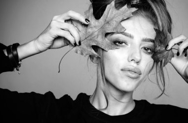 Mutlu genç kadın için sonbahar güneşli gün hazırlıyoruz. Altın yaprak ile mevsimlik giysiler içinde çekici genç kadın. Sonbahar yağmur gün sonbahar kıyafetlerini giyen tatlı genç kadın. Sonbahar konsepti