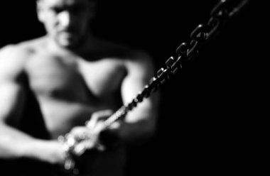 Demir zincirli kaslı adam, seçici odaklanma. Zincir. Çok güçlü. Direniş kavramı