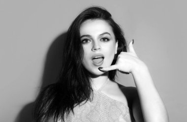 Telefonda konuşan mutlu kız. Beni ararsın. Kadın duyguları. İzole edilmiş