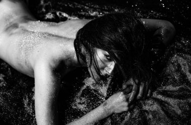 Spa sağlıklı yaşam. Zenginlik ve refah. Lüks güzellik prosedürü. Altın maske. Altın kadın rahatlatıcı. Saf altın. Vogue ve glamour kavramı. Seksi kız yüz makyaj vücut sanatı metallized renk. Altın deri.