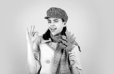 Sonbahar şapkalı ve atkılı güzel bir kız. Renkli bir geçmişi var. Romantik kadın. Sonbahar kadını izole edilmiş portre, sonbahar yaprakları mevsimi