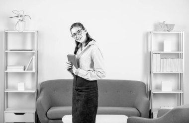 Düşünen öğrenci ya da genç öğretmen. İş yerinde resmi giyinmiş genç iş kadını muhasebeci portresi. Başarılı kadın menajer, güzel sekreter kız.