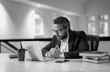 Modern ofiste ciddi bir girişimci girişimi sahibi var. Çalışma alanında çalışan bir işadamı. İş portresi. Ciddi bir iş adamı. İş, finans ve istihdam. Ciddi bir ofis çalışanı.