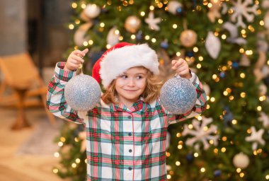 Çocuk Noel ve Yeni Yıl tatiline hazırlanıyor