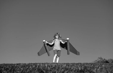 Dışarıda oyuncak jetpack 'i olan bir çocuk. Yeşil yay tarlasında karton kanatlarla oynayan bir çocuk. Bahar yolculuğu ve macera. Çocukların başarısı ve lideri, başlangıç konsepti