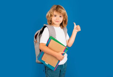 Tecrit edilmiş bir geçmişi olan okul çocuğu. Çocuklar için eğitim, öğrenim ve bilgi