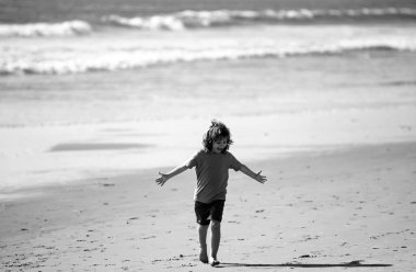 Çocuk deniz kıyısına yürüdü, elini kaldırdı. Şaşırmış çocukların duyguları