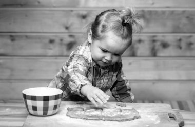 Mutfaktaki küçük aşçı çocuk. Mutlu bebek kurabiye pişiriyor.