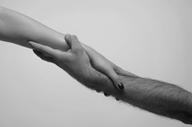 Kurtarma, el hareketlerine yardım etme. Kurtuluş ilişkileri. Yardım eli uzatıyoruz, akrabayız. Kurtarma, el hareketlerine yardım etme. Destek eli. El hareketlerine yardım etmek, yardım ve umut işareti