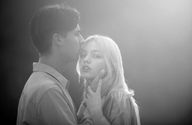 Şehvetli bir öpücük. Adam hassas bir kadını öptü. Sarılıp kucaklaşan genç aşıklar. Gün batımında parkta sarılıp öpüşen iki aşık. Aşk, gençlik, mutluluk konsepti. Şefkat ve şefkat