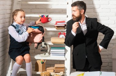 Baba evde kızına ev ödevini açıklıyor. Babamla ödev yapıyorduk.