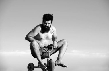 Bisikletli komik adam. Çocuk bisikleti süren duygusal çılgın adam. Küçük bir bisiklete binen çılgın adam.