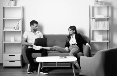 İş arkadaşları konuşuyor. Bağımsızların iş toplantısı ve takım çalışması. Başarılı bir iş çifti. İş arkadaşları tatilde. Girişim ekibi toplantıda