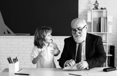 Öğretmenle okul tatili. Uçağı olan bir öğrenci. Eğitim, öğretmenlik, öğrenme. Öğrenci sınıfında.