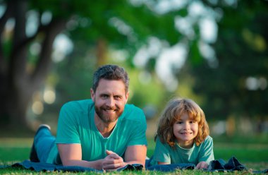 Baba ve oğul birlikte dışarıda vakit geçiriyorlar.