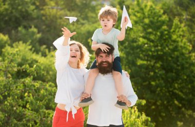 Mutlu çocuk aşık Retro hipster romantik çift. Komik zaman. İnsanlar dışarıda eğleniyor. Evlatlık çocuk. Baba Anne ve oğul eğlenmek ve doğa oynarken. Çocuk bakımı