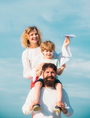 Baba anne ve oğlu parkta. Mutlu aile gülümsüyor ve sarılıyor. Baba anne ve küçük oğlu dışarıda birlikte oynuyorlar. Baba anne ve oğlu kamp