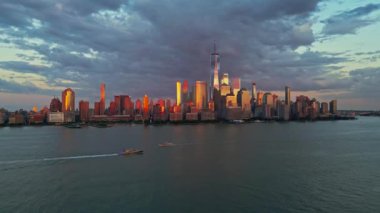 New York 'ta bulut, dramatik gökyüzü ile New York City Skyline. Amerikan gökdelenlerinin hava görüntüsü. New York şehrinin insansız hava aracı görüntüsü. New York 'ta Manhattan şehri manzarası. Manhattan 'da panoramik manzara. ABD New York