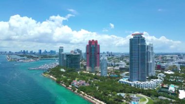 Kentsel gökdelenleri olan Miami şehri gökyüzü manzaralı bir gökyüzü. Miami City, Florida gökdelenleri olan gökyüzü manzarası. Miami Plajı 'ndaki gökdelenler. Miami Skyline