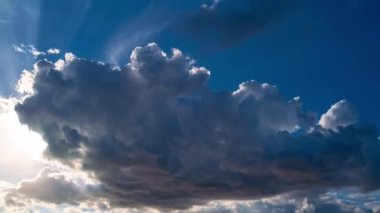 Gökyüzü zaman ayarlı. Gündüz vaktinden önce. Gökyüzü hareket ediyor. Hareket eden bulutlar ve güneş. Bulutlu gökyüzü. Bulutlu bulutlu zaman atlaması. Mavi gökyüzü zaman aşımı. Doğa gökyüzü
