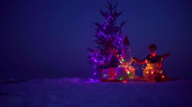 Mutlu Noeller ve mutlu yıllar. Gece kışında kardan adam. Karlı bir kış gecesinde kardan adam. Işıklı Kardan Adam Noel 'i. Geceleri kardan adam figürleri. Geceleri parlayan kardan adam