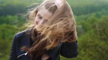 Mutlu gülümseyen kız. Açık havada çekilmiş bir kadın portresi. Yüz, kadın ve güzellik. Mutlu genç bir kadının yakın plan portresi. Gülümseyen kadın. Mutlu, kaygısız ve kadın