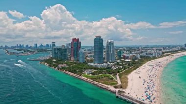 Miami Sahili 'nin havadan görünüşü, Güney Sahili. Miami Beach silueti. Miami şehir manzarası, hava manzarası. Miami kıyı şeridi, kıyı, okyanus kıyısı manzarası