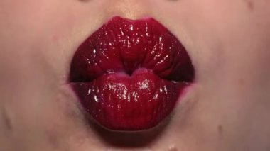 Makro dudaklar. Profesyonel makyaj. Dudaklarında ruj izi olan kadın ağzı. Güzellik ve makyaj. Dudaklar için kozmetik ürünlerini kapat. Makyaj, ruj sürme, dudak parlatıcısı. Güzel dudak.