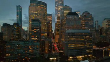 New York Şehri Skyline 'ı alacakaranlık hava sahasında. İHA 'dan New York' a. New York City silueti, ABD 'de Manhattan şehri manzarası. Geceleri Manhattan 'da panoramik hava manzarası