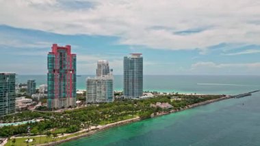 Güzel Miami Beach City 'nin havadan görünüşü, Florida, ABD. Güneşli bir günde Miami 'nin insansız hava aracı çekimi. Miami Plajı, harika binalar manzarası. Miami Sahili Panorama Manzarası, Güney Sahili, ABD