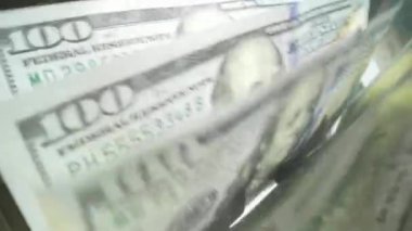 Macro, dolarları sayarak saymaya başladı. 100 dolarlık banknotları olan para sayma makinesi. Banka para birimi ve finans. Nakit para sayımını kapat. Kriz işleri, enflasyon kavramı