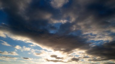 Gündoğumu Bulutları arka planı. Dramatik Bulutlar Günbatımı Arkaplanı. Gün doğumunda bulutlu gökyüzü. Farklı şekillerde bulutlarla gündoğumu. Sakin Bulut