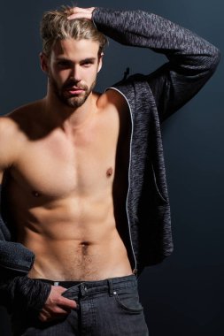 Kaslı üstsüz vücudu olan yakışıklı bir adam. Kaslı gövde. Güçlü, vahşi adam. Yakışıklı atletik adamın portresi. Kas modeli. Çıplak vücutlu, çıplak vücutlu, yakışıklı bir genç. Seksi adam.