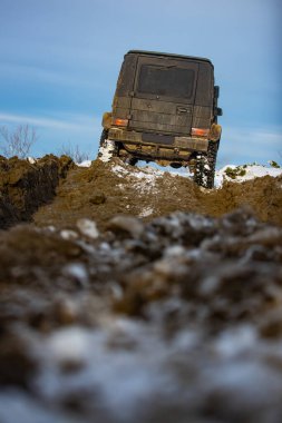 Kış lastikleri. Kar macerasında off road. Kar altında off-road aracı. Ormanda bir arazi aracı, karda sürükleniyor. Kar fırtınasında off-road arazi aracı. Otomobiller off-road gezisi, kış arabası 4x4 pisti