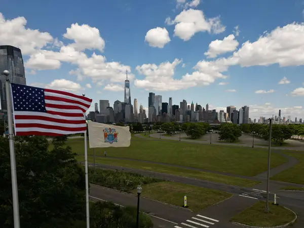 NYC, ABD bayrağının yanında. New York City Skyline ile Manhattan gökdelenleri ABD. New York City silueti, ABD 'de Manhattan şehri manzarası. Manhattan 'da panoramik manzara