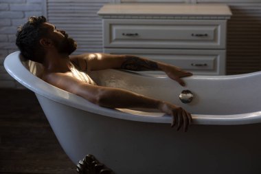 Yalnız ve bunalımlı bir adam. Yalnız adamın kötü ruh hali. Üzgün yalnız insanlar. Üzgün, yalnız, Ortadoğulu bir adam, bir şeyler düşünüyor.