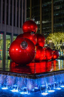 New York 'ta kış. New York, New York Şehri Noel 'i kutluyor. Büyük kırmızı Noel toplarıyla kışın Manhattan 'da. New York 'ta. Kış tatilinde Manhattan. Manhattan 'da Noel Süslemeleri