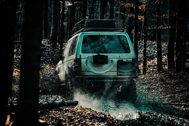 Dağ yolunda yol dışına. Çamurda iz sürmek. 4x4 off-road SUV arabası. Safari. Sürüklenen yarış arabası lastik yakar. Aşırıya kaçmış. En iyi off road araçları. Offroad vagonu