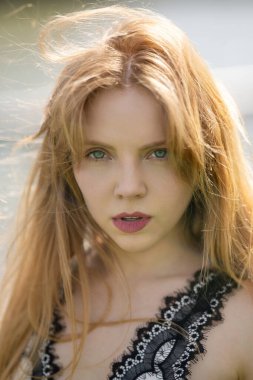 Genç modelin yüzü. Seksi kadın yüzünü kapat. Şehvetli bir kadının güzel yüzü. Seksi modelin portresi. Şehvetli kadın yüzü. Güzel bir kızın yakın plan portresi. Vogue bakışı. Moda kızı portresi