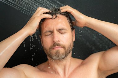 Saç yıkayan adam, portreyi kapat. Banyo yapan adam banyoda saç yıkıyor. Erkek model duşta saç yıkıyor. Duş alan seksi adam. Adam duş alıyor. Erkek şampuanı ve saç yıkama konsepti