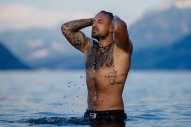 İyi sabahlar. İspanyol adam sabah uyandı. Güzel yüzlü bir adamın portresi. Sabah hijyeni. Erkekler için sabah rutini. Mutlu uyanın.