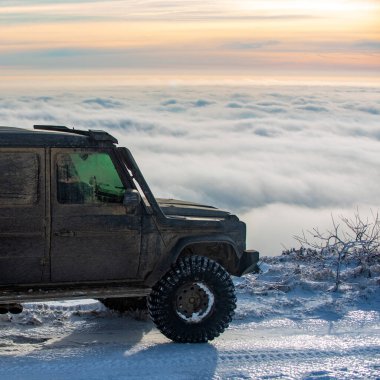 Kış lastikleri. Kar macerasında off road. Kar altında off-road aracı. Ormanda bir arazi aracı, karda sürükleniyor. Kar fırtınasında off-road arazi aracı. Otomobiller off-road gezisi, kış arabası 4x4 pisti
