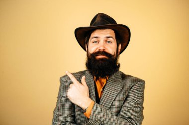 Kovboy şapkalı yakışıklı, eski moda hippi kovboy. Amerikalı kovboylar. Kovboy şapkası takan sakallı adamın portresi. Kovboylar gibi. Retro kovboy