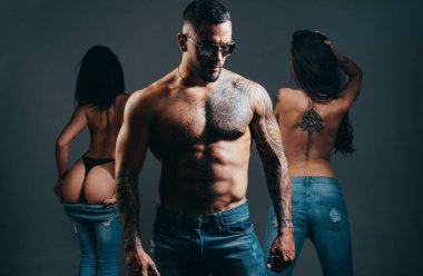 Vahşi seks seksi kız ile. Mens Jeans dükkanı. Moda kot bacaklarda mans. Modern cinsel eğilimleri