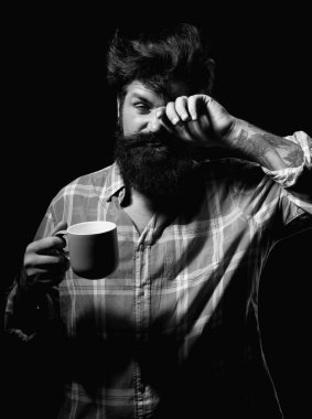 İyi sabahlar. Mans bir fincan kahve tutuyor. Sabah çayı. İyi sabahlar. Çay fincanlı adam. Bir fincan kahveli hippi adam. Sakallı adam gülümsüyor, elinde bardak çayı var. Uyan! Uyan! Mutlu bir gün. Sabah çayından sonra