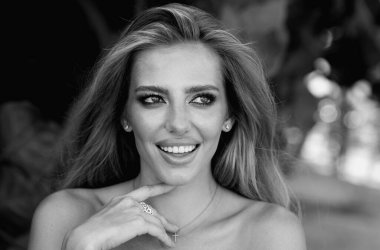 Bahar modeli. Bahar Parkı 'nda şehvetli bakışları olan seksi bir kadın. Dışarıda güzel bir kadın modelin güzel portresi var. Güzel yüzlü bir kadın, yeşil doğada doğal bir ten.