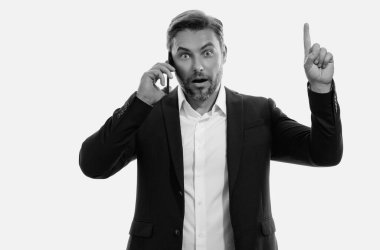 Cep telefonu kullanan takım elbiseli bir iş adamının portresi. Beyaz adam aramalar için akıllı telefon kullanıyor, sosyal medya, mobil uygulama. Çevrimiçi sohbet. Telefonda konuşan adam.