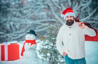 Komik kış insanları portresi. Noel hediyesi kutulu moda adamı. Noel Baba evde sarhoş. Noel sancağı