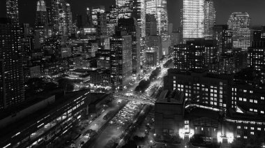 Gündoğumunda New York City Manhattan 'da. Gece vakti New York. New York 'un NYC Gecesi hava görüntüsü. New York 'ta WTC ile gökyüzü. New York 'un ünlü simgeleri. Gökdelenler, New York gökdelenleri. Büyük şehirde gece trafiği