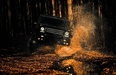 Off-Road aracı dağda gider. Çamur ve su sıçrama off-road yarış içinde. Drag racing araba lastik yakar. Aşırı. Off-Road araç. En iyi yol araçları kapalı. Ralli yarış